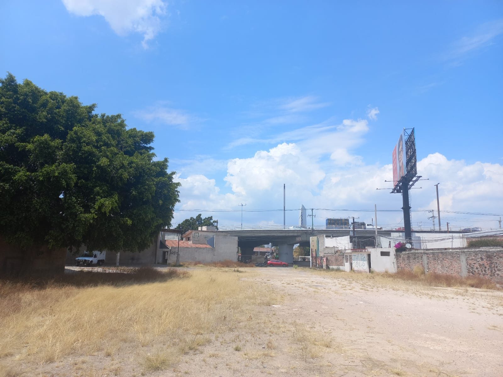 VENTA Terreno de Uso Mixto Comercial y de Servicios Sobre Paseo Constituyentes. Corregidora, Qro.
