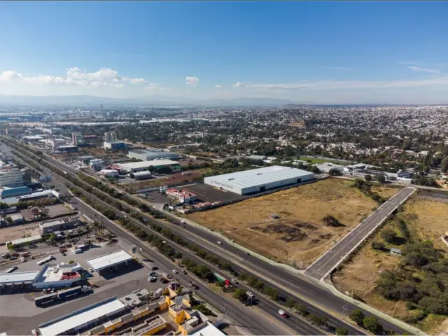 Terreno  Comercial  Venta 5000 mts.  Av. Paseo de la República. Col. El Salitre, Querétaro, Qro.