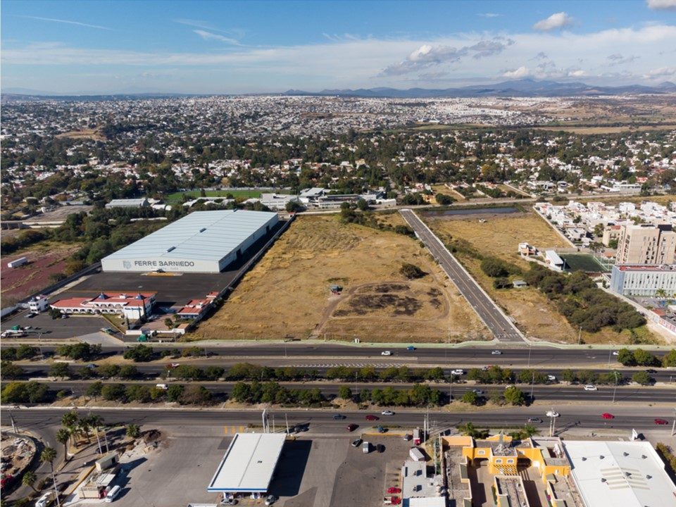 Aportación Terreno Comercial AAA  - (27,392 m2) -  Av. Paseo de la República Qro. /  169 ml de frente